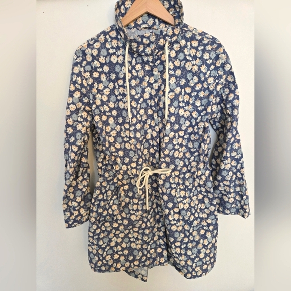 Madewell blue and white floral drawstring waist snap front raincoat | XS - Picture 7 of 7